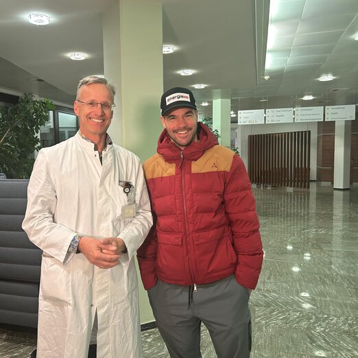 Dr. Christian Hoser und Vincent Kriechmayr in der Privatklinik Hochrum | © Ski Austria