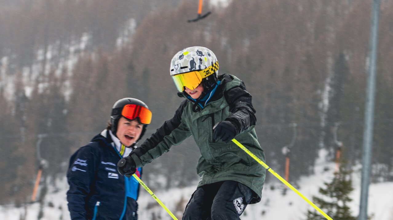 Daniel Keil mit Kinder über Schanze | © SkiAustria OOE