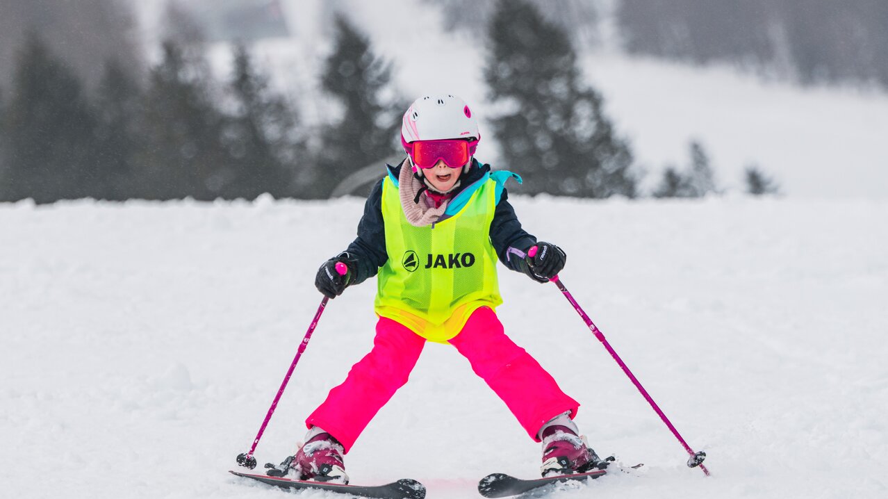 Kind fährt Ski | © SkiAustria OOE