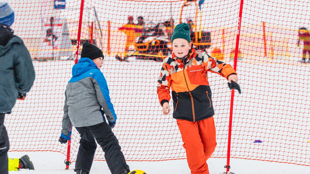 Bub spielt Schneefußball | © SkiAustria OOE
