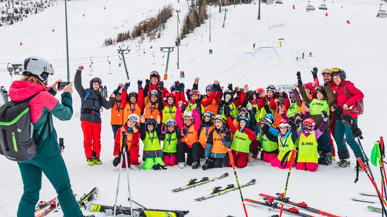 Kinder im Schnee jubeln | © SkiAustria OOE
