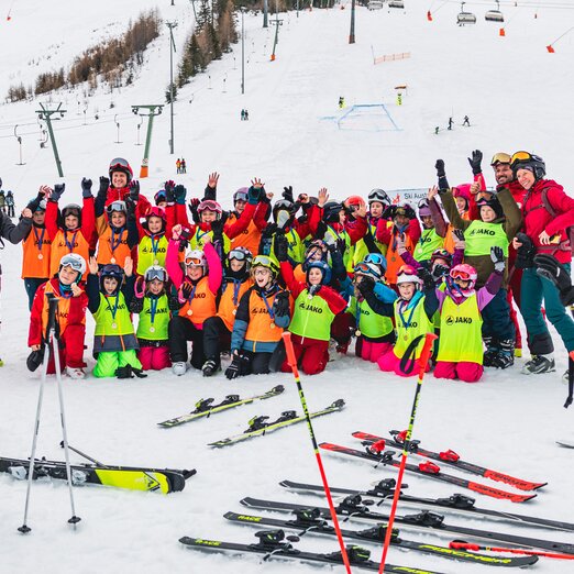 Kinder im Schnee jubeln | © SkiAustria OOE