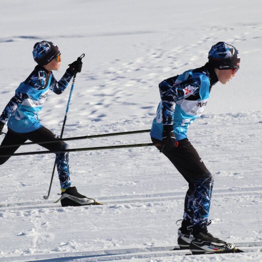 zwei junge Langläufer kämpfen um jeden Meter | © SkiAustria OOE