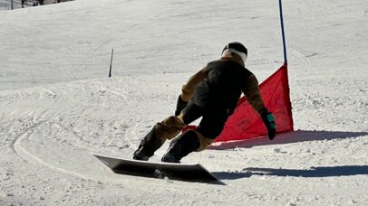 Snowboarder von hinten Tor | © SkiAustria OOE