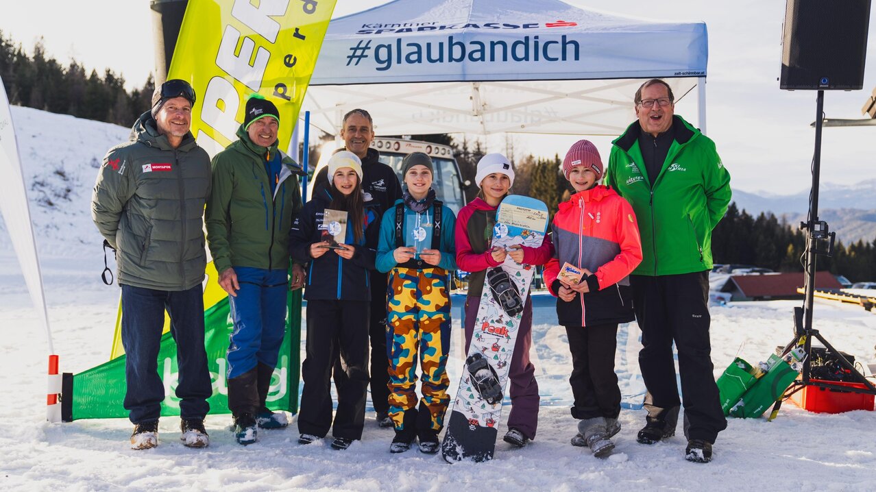 Elisa Graf erhält den Pokal 2.v.l. | © SkiAustria OOE