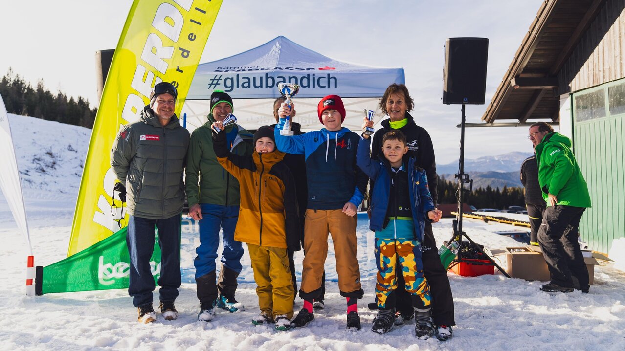 Laurin Bäck bekommt den Pokal, Mitte | © SkiAustria OOE