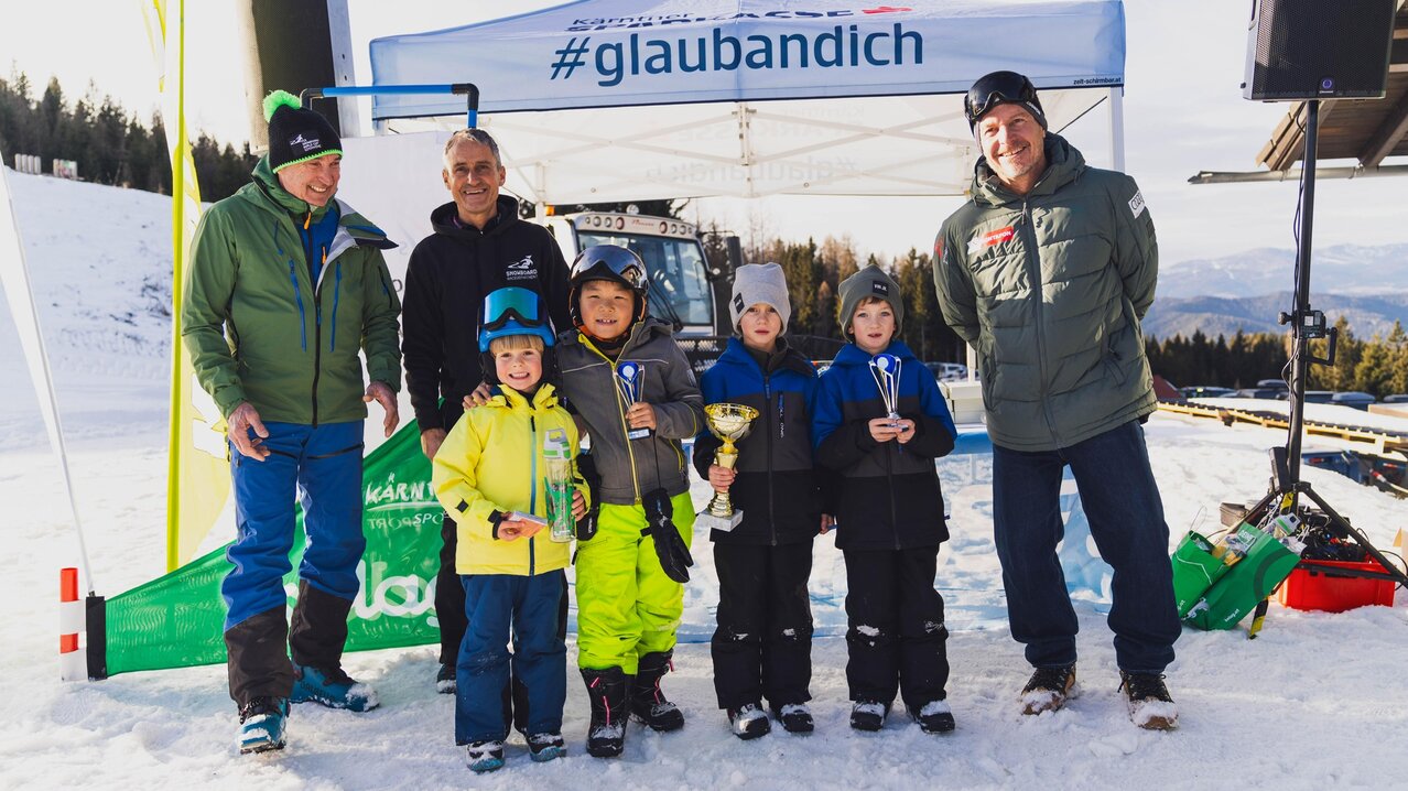 Levi (2.v.r.) und Laurin (r.) Bäck bei der Siegerehrung  | © SkiAustria OOE
