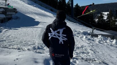 Trainer schaut Springer zu | © Ski Austria OOE